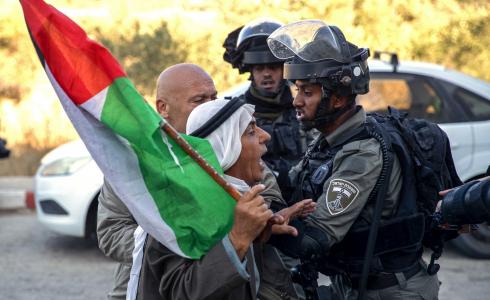 شرطة الاحتلال تواجه أحد الفلسطينيين