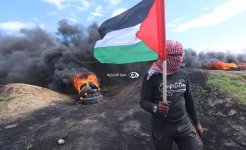 فلسطينيون يشعلون الإطارات على حدود غزة