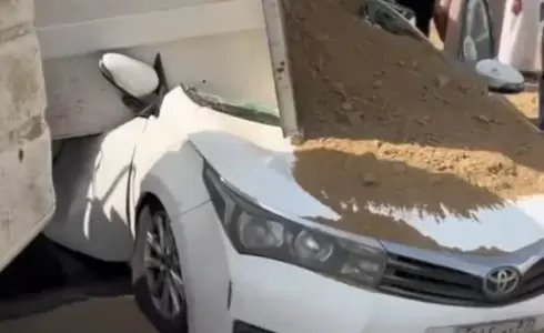 انقلاب شاحنة محملة بالتراب على سيارة في مكة المكرمة