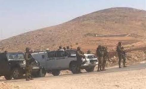 الاحتلال يغلق طريقا زراعية شرق عاطوف