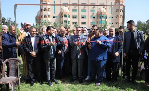 قص الشريط الافتتاحي لمعرض "أنامل فلسطينية"