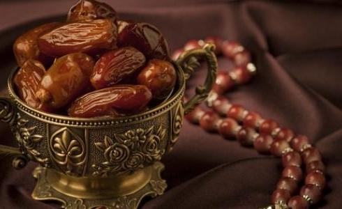 مسبحة وتمر في رمضان - وإجابة كم صام الرسول في رمضان