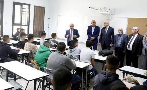 اشتية لدى تفقده احدى مدارس رام الله اليوم