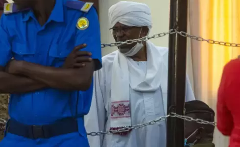 رئيس السودان البشير خلال جلسة محاكمة سابقة بالخرطوم فيما يعرف بقضية انقلاب عام 1989