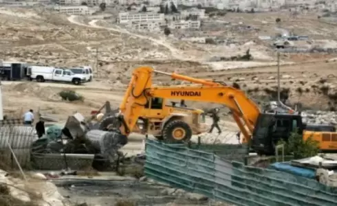 الاحتلال يخطر بهدم منشآت سكنية.webp