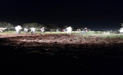 من منطقة سقوط شظايا الصاروخ في وادي عقربا