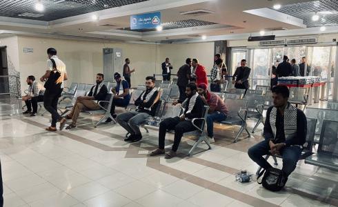 بدء وصول المواطنين والطلاب العائدين من السودان
