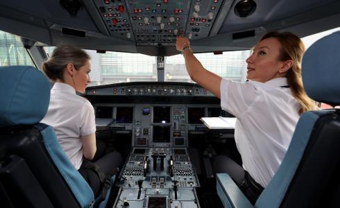 نساء تركيات يعملن في مهمة الطيران