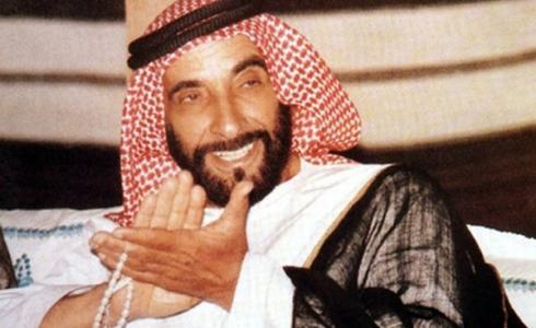 في ذكرى وفاة الشيخ زايد صورة له وهو يصفق