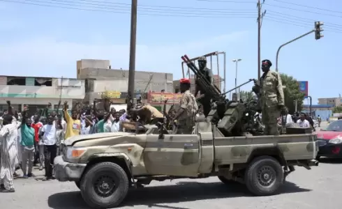 مركبة تابعة للجيش السوداني في مدينة بورتسودان شرقي البلاد (الفرنسية)