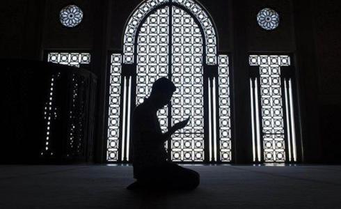 صورة شخص يعتكف في المسجد خلال شهر رمضان