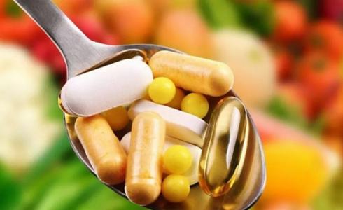 خبيرة تحذر من الإفراط في تناول الفيتامينات