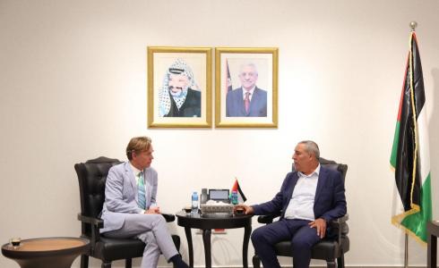 حسين الشيخ يلتقي ممثل الاتحاد الاوروبي لدى دولة فلسطين