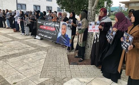 وقفة احتجاجية نظمتها عائلة الشهيد ديار العمري تمديدًا لاعتقال ابنهم