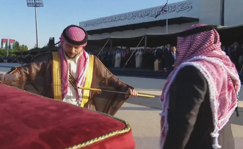 بمناسبة حفل زفاف الأمير حسين.. الملك الأردني يهدي نجله السيف الهاشمي