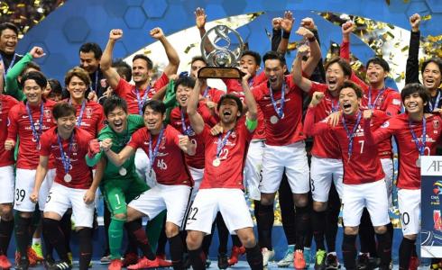 لحظة تتويح أوراوا باللقب الآسيوي