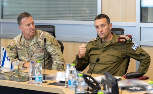 مسؤول أمريكي يقيم الأوضاع ويطّلع على مناورة "اللكمة القاضية" - صورة من اللقاء