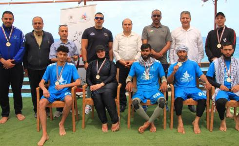 الاتحاد الفلسطيني للتجديف ينظم فعالية بحرية لرفع العلم الفلسطيني