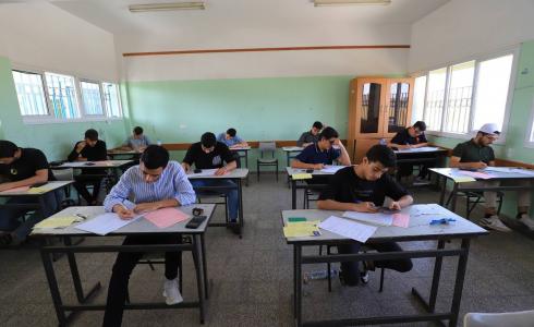 طلبة يقدمون امتحانات الثانوية العامة في خانيونس