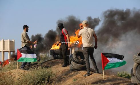 فلسطينيون يشعلون الاطارات المطاطية على حدود شرق مدينة غزة (تصوير أحمد زقوت/سوا)