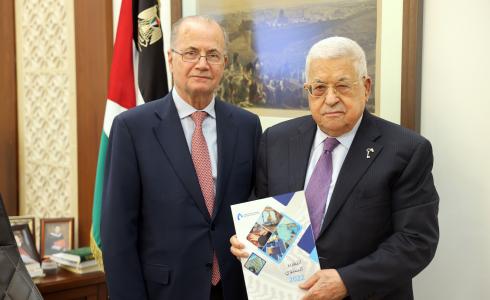 الرئيس عباس يتسلم التقرير السنوي لصندوق الاستثمار الفلسطيني