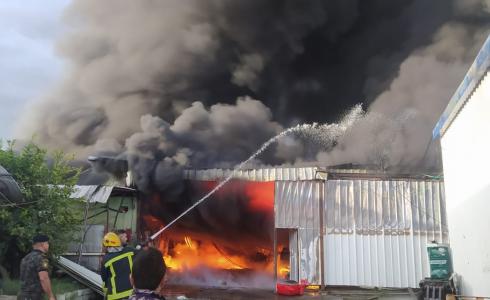 الدفاع المدني يسيطر على حريق ضخم في مصنع للمواد البلاستيكية في قلقيلية