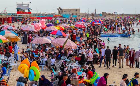 العائلات الفلسطينية على شاطئ بحر غزة