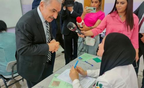 اشتية يتفقد قاعات امتحان الثانوية العامة