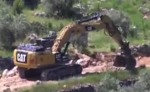 الاحتلال يواصل تجريف أراضٍ في قرية سنيريا جنوب قلقيلية