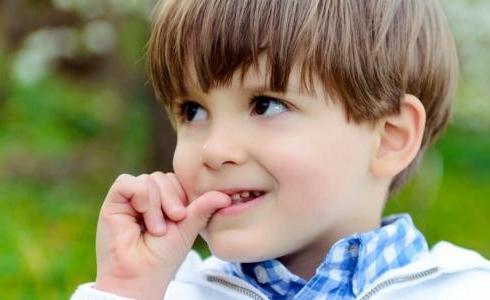 قضم الأظافر يؤدي إلى الإصابة بمشاكل صحية خطيرة عند الأطفال