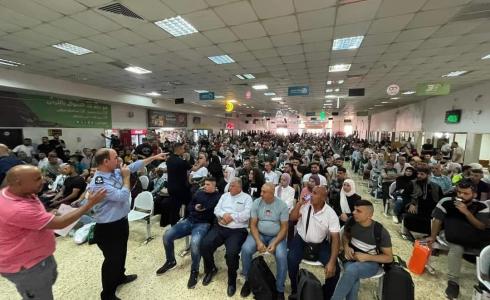 معبر الكرامة يشهد ازدحاما كبيرا وحركة نشطة للمسافرين