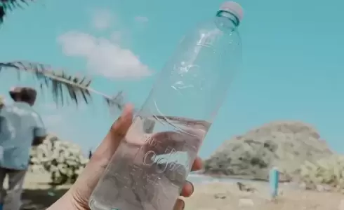 ماذا يحدث لجسم الإنسان إذا شرب الماء من عبوة منتهية الصلاحية