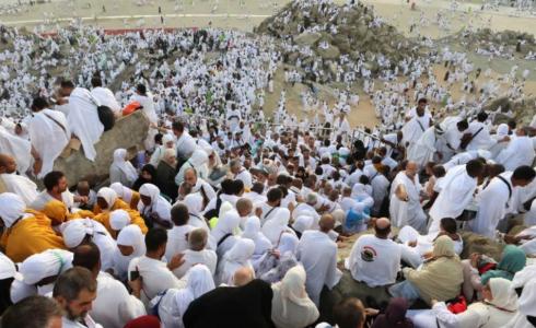حجاج يجتمعون على جبل الرحمة في عرفات (رويترز)