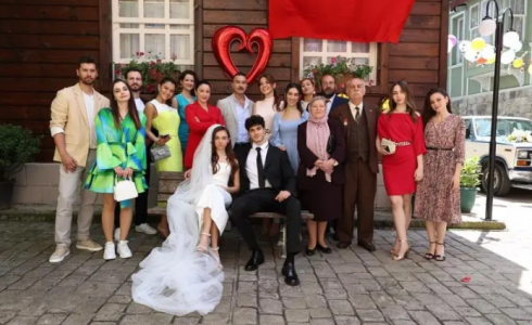 مسلسل من يسقط بنفسه لا يبكي الحلقة 1 مترجمة – قصة عشق