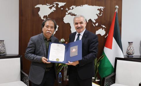 اشتية يسلم الشاعر الفيتنامي وسام الثقافة والفنون