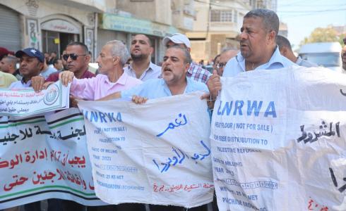 مئات اللاجئين يشاركون في وقفة احتجاجية أمام مقر "الأونروا" بغزة