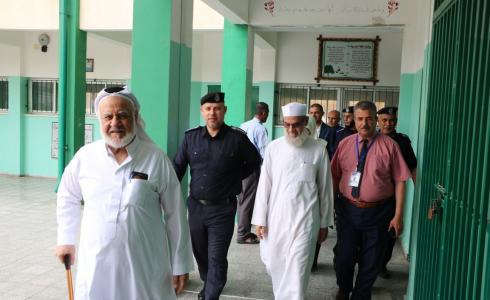 وفد من المجلس التشريعي والشرطة يتفقد امتحانات الثانوية بالوسطى