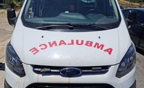 آثار جريمة اعتداء المستوطنين على مركبة إسعاف