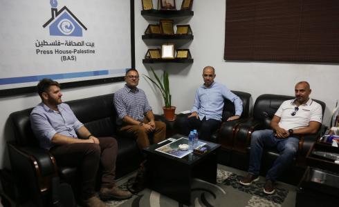 جانب من زيارة سفير كندا والوفد المرافق له لمؤسسة بيت الصحافة  - فلسطين