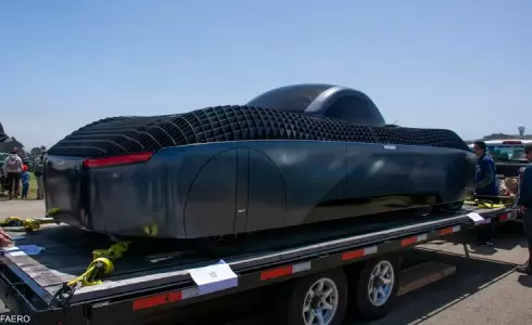 سيارة طائرة  تحلق في سماء كاليفورنيا