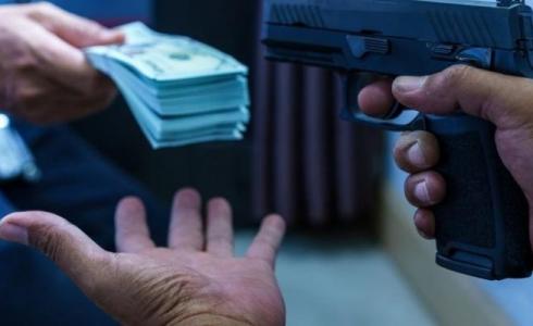 سطو مسلح على فروع أحد البنوك في الخليل