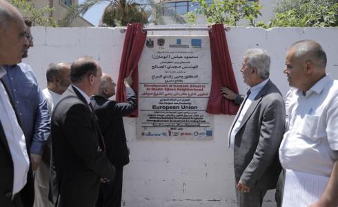 وزير الحكم المحلي يفتتح مشروع تطوير شارعين بغزة