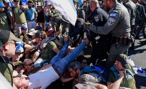 محتجون ضد إضعاف القضاء في القدس يغلقون مداخل الكنيست (Getty Images)
