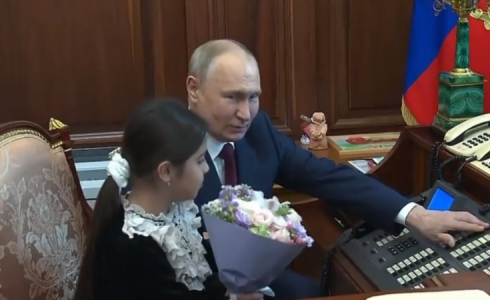 بوتين يحقق أمنية طفلة