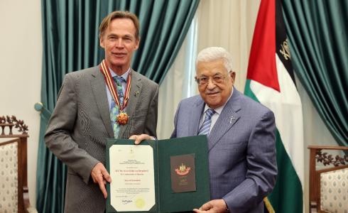 الرئيس الفلسطيني يقلد سفير الاتحاد الأوروبي نجمة القدس من وسام القدس