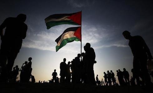 فلسطينيون يرفعون علم فلسطين