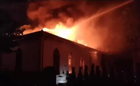 اندلاع حريق هائل داخل مبنى أثري في إسطنبول