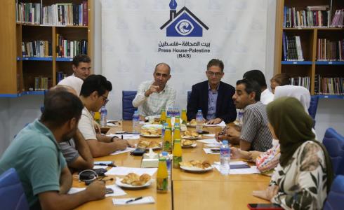 جانب من لقاء سفير ألمانيا في فلسطين وزيارة بيت الصحافة