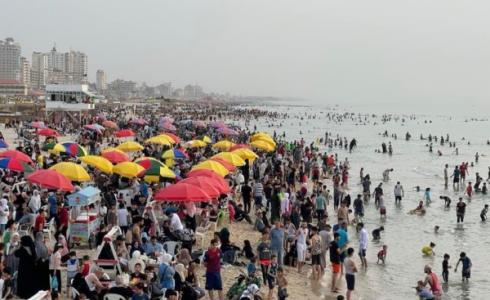 بحر غزة وسط اكتظاظ المصطافين فيه