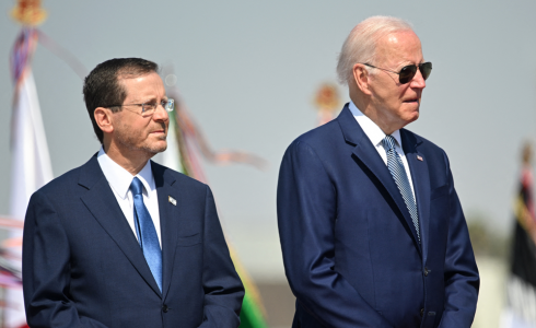 الرئيس الإسرائيلي هرتسوغ ونظيره الأمريكي جو بايدن